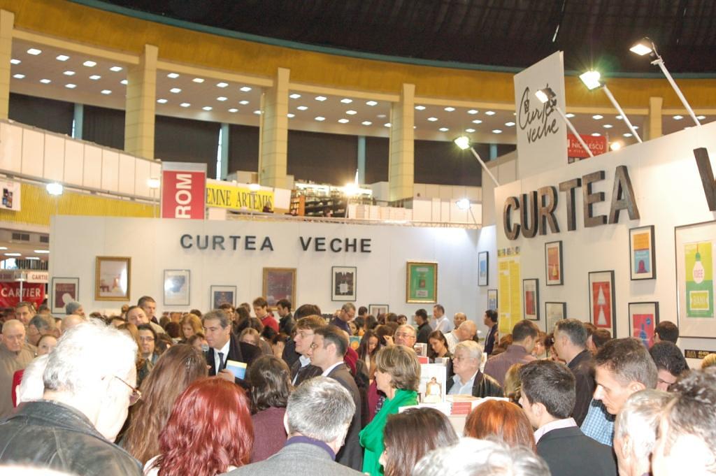 Standul Curtea Veche Publishing.jpg