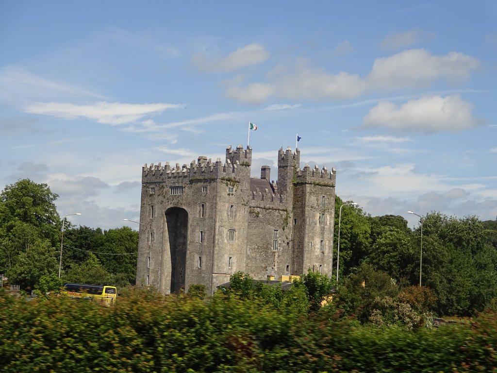 castel anglo-normand cu drapelul Republicii