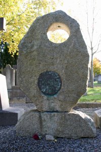 Piatra funerara a lui Brendan Behan în cimitirul Glesnevin